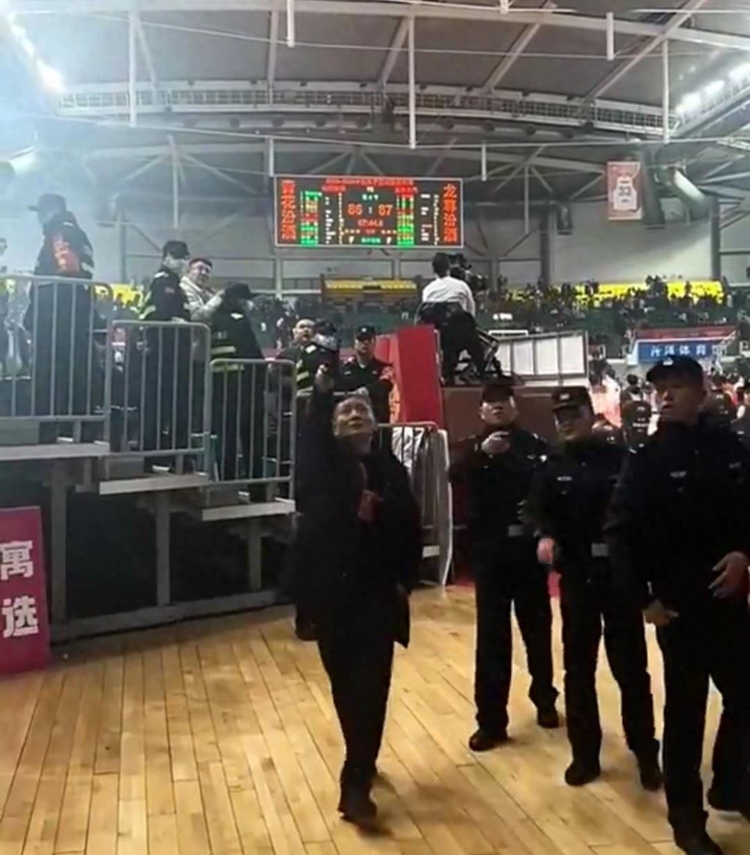 闹他输球吐口水,球队追诉被打脸,寡民心态可恶,CBA重罚逼整改