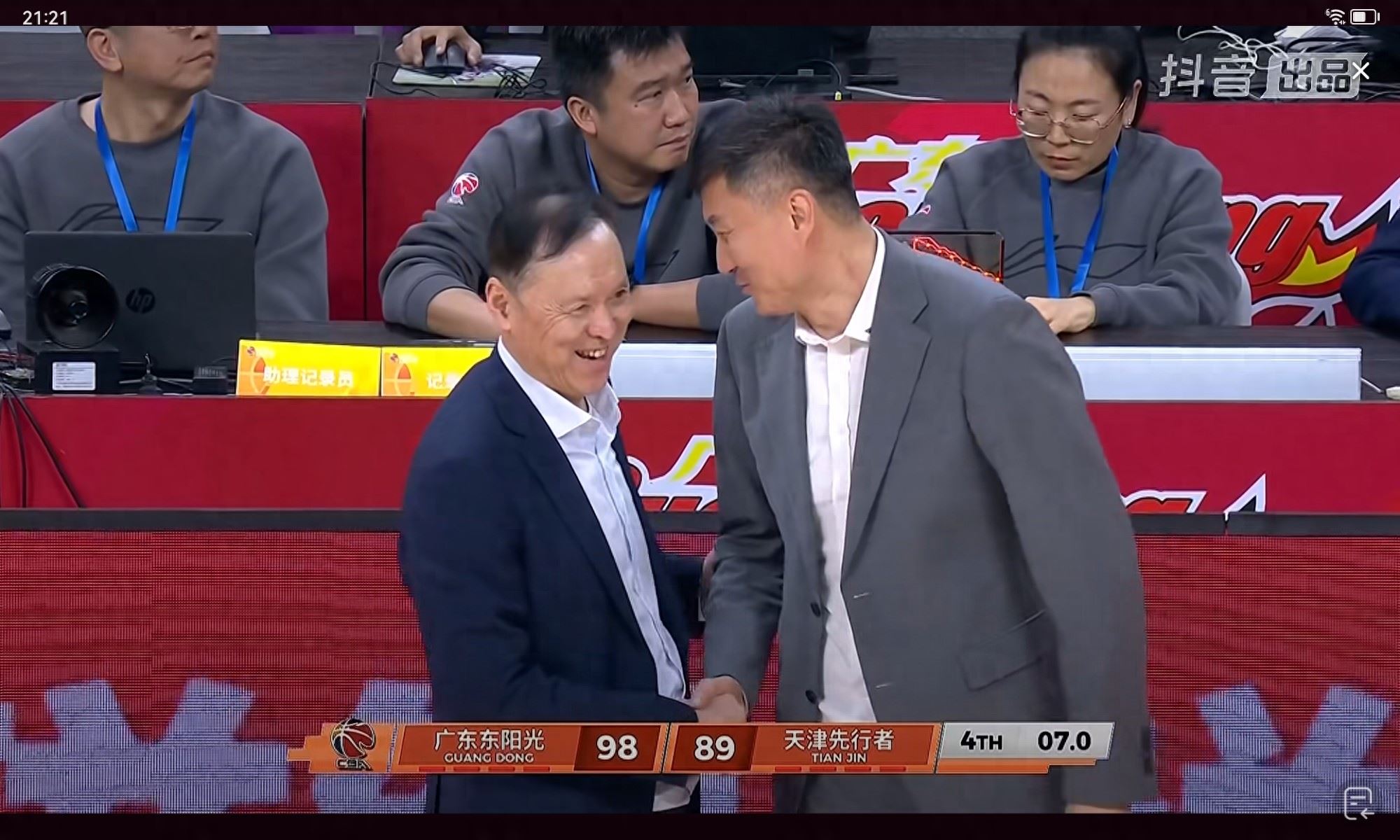 张德贵输球都笑,胡明轩末节接管比赛,被詹姆斯空中拉风都不畏惧