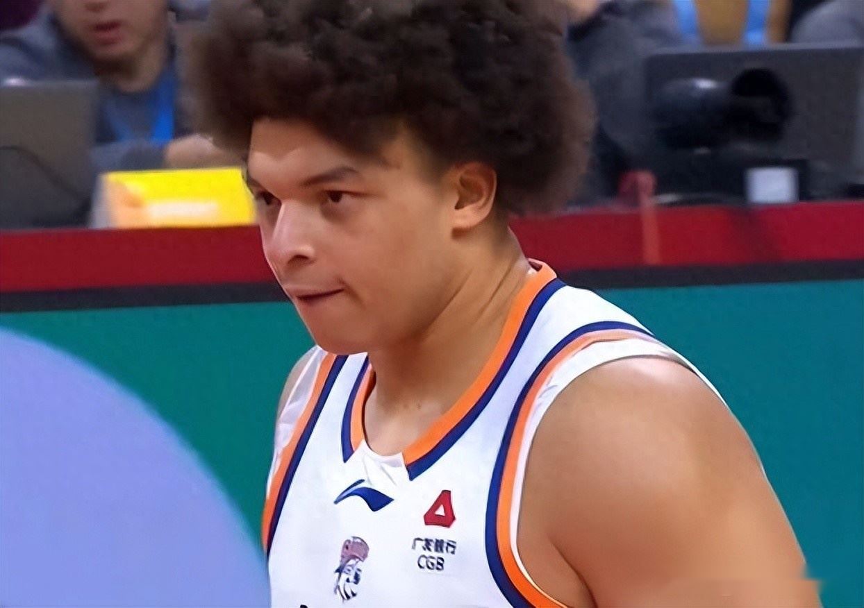 开局就打爆广东队,2节领先24分,NBA篮板王抢14板,胡明轩又挨骂