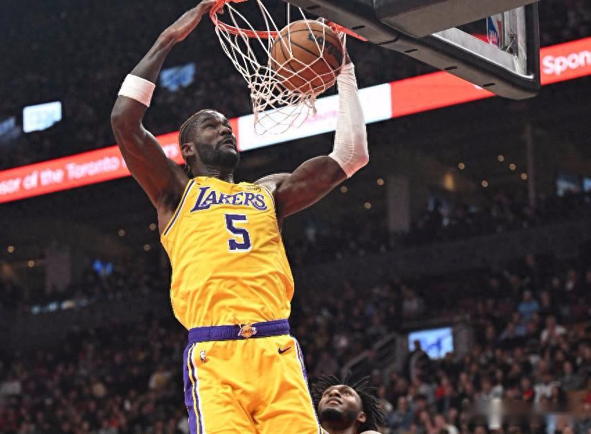 湖人112-124国王遭4坏消息!艾顿仍低迷,配角起伏大,攻守全崩!