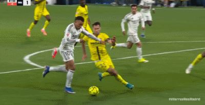 第90+4分钟,姆巴佩禁区造点,随后亲自主罚勺子点球命中,皇马2-0黄潜